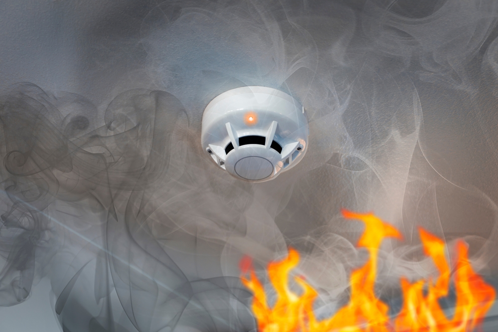 Smoke,Detector,In,The,Ceiling,,Emergency,Fire,Alarm,At,An